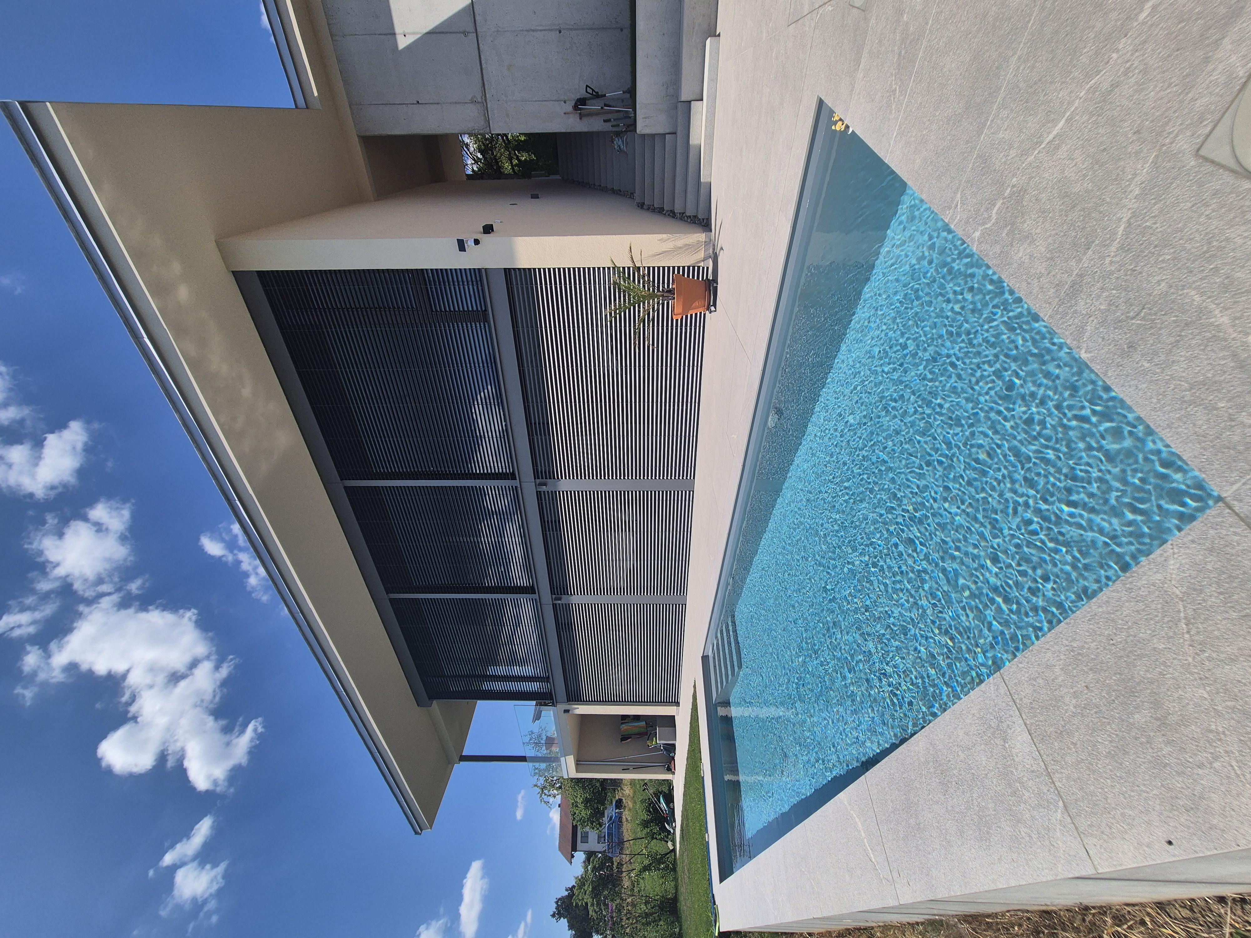 Wohnhaus mit Pool und gestalteter Außenanlage