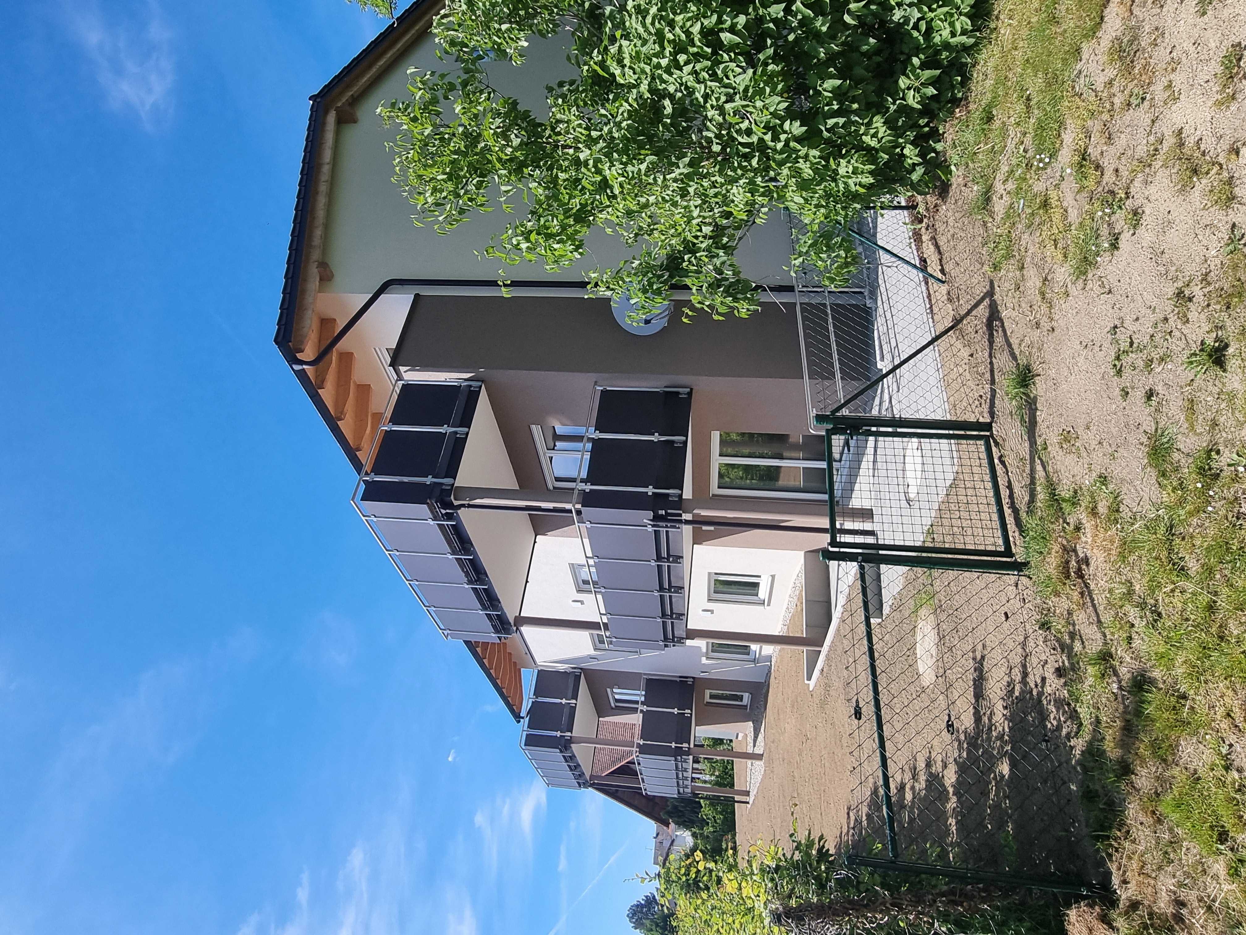 Mehrparteienhaus mit Balkonen